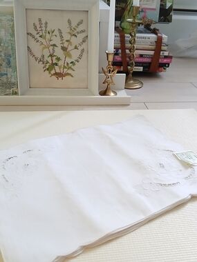 Vintage embroidered White 100% cotton place mats(  12), intricate design,new